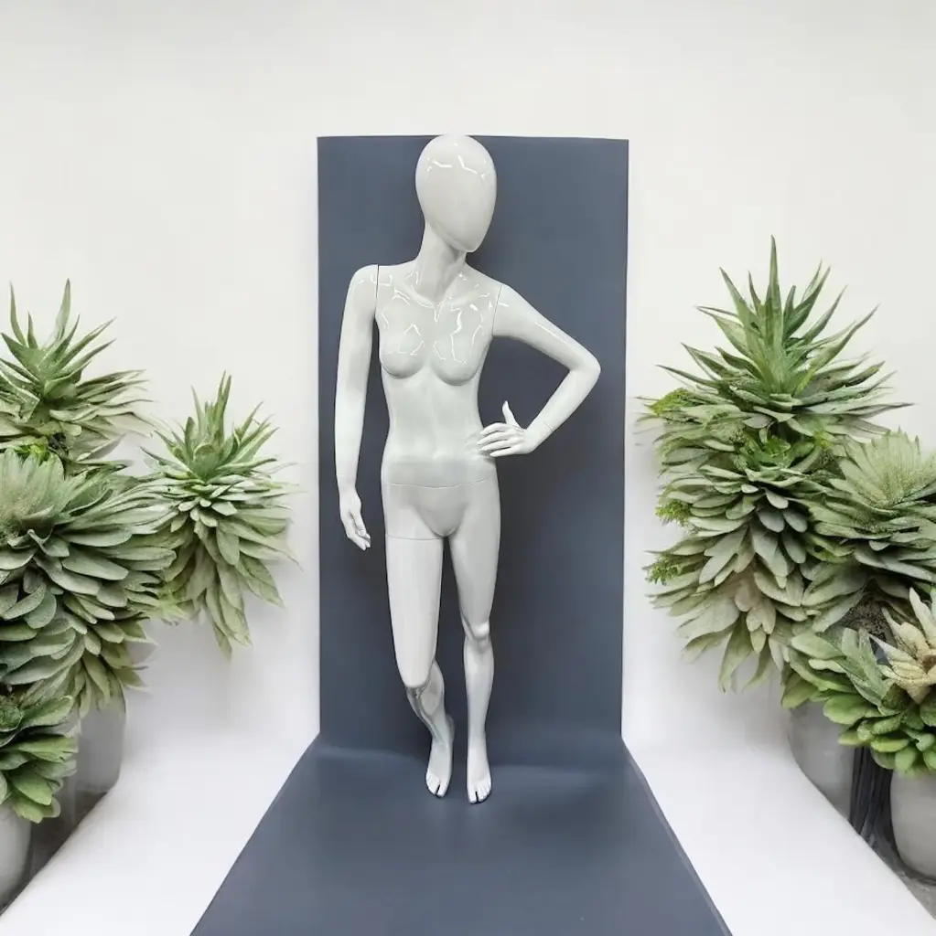 Mannequin woman with one hand on hip