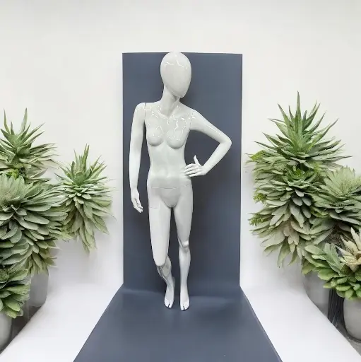 [MANN-WH-W] Mannequin woman with one hand on hip